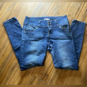 Wannabettabutt? Dark wash skinny jeans